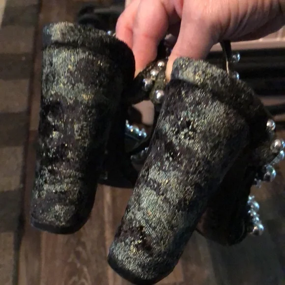 Cape Robbin black/greenish gold velvet sandals with silver beads size 6M - Picture 6 of 8